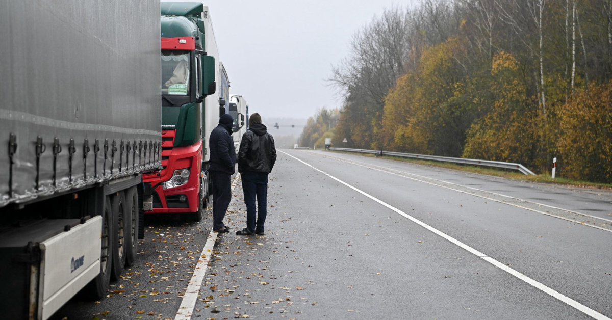 „Linava“: po pasienio uždarymo šimtai Lietuvos vežėjų vilkikų įstrigo Baltarusijoje | Verslas