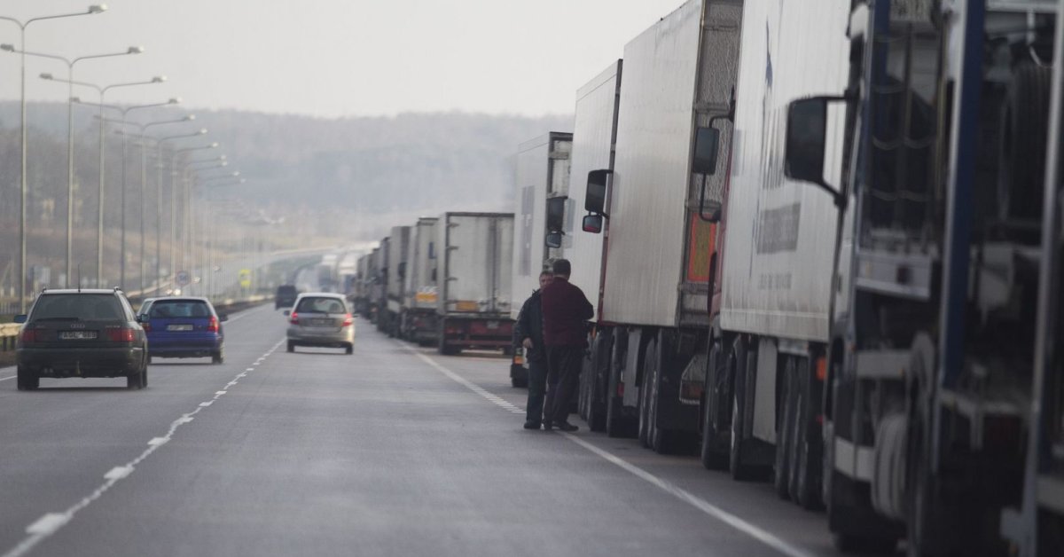 Ant Vyriausybės stalo – siūlymas riboti vilkikuose iš trečiųjų šalių įvežamą kurą - 15min.lt