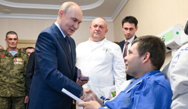 Putinas aiškino sužeistam kariškiui, kad karas yra rusų „genuose“