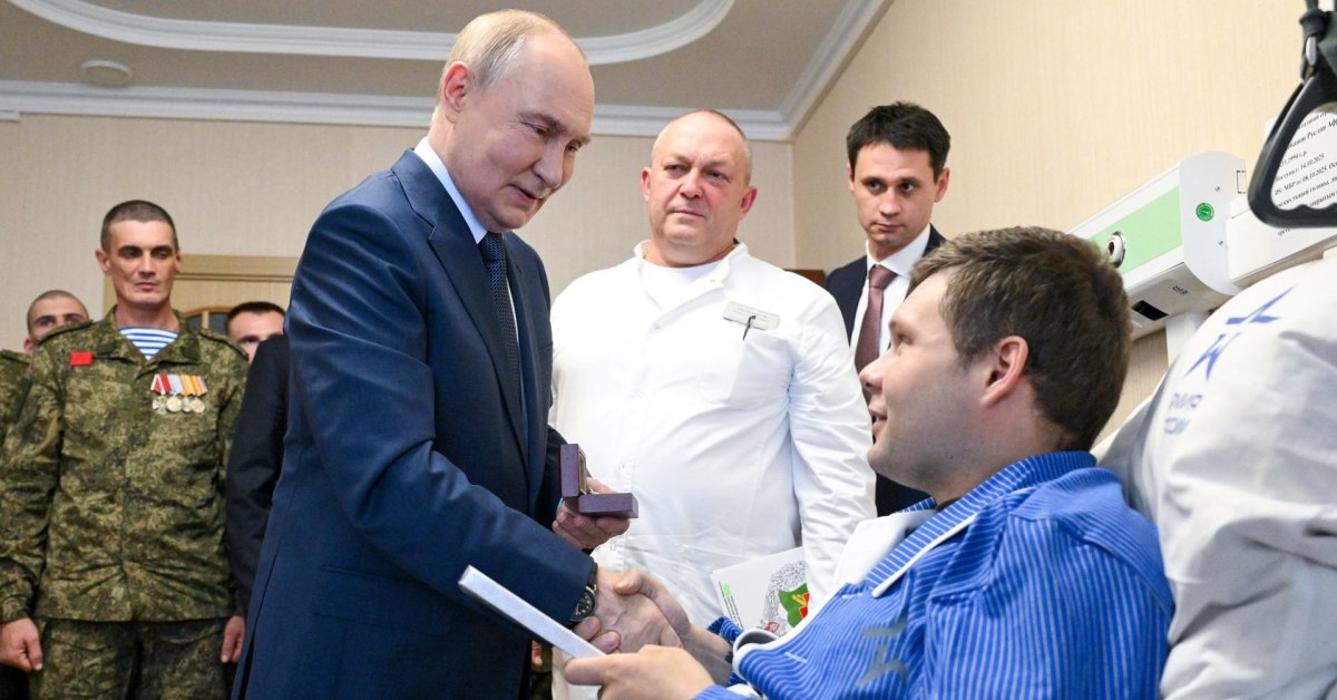 Putinas aiškino sužeistam kariškiui, kad karas yra rusų „genuose“