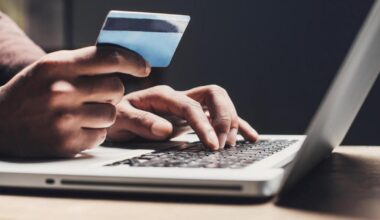 Ši klaida kainuoja brangiai: kuri banko kortelė išgelbės atostogas, o kuri paliks be stogo virš galvos?