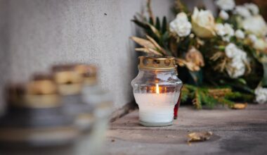 Kapinėse sužibo žvakučių jūra, artimieji pagerbia išėjusiuosius