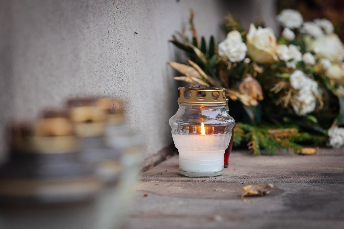 Kapinėse sužibo žvakučių jūra, artimieji pagerbia išėjusiuosius