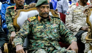 Sudano kariuomenės vadas prašo Trumpo padėti užbaigti karą jo šalyje