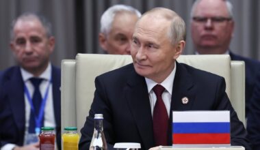 Putinas susitikime Kirgizijoje ėmėsi reklamuoti rusiškus ginklus