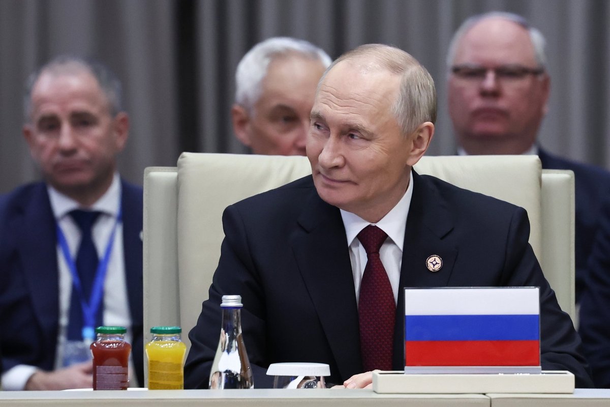 Putinas susitikime Kirgizijoje ėmėsi reklamuoti rusiškus ginklus