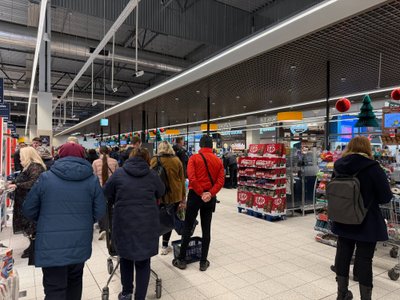 Parduotuvėse „Maxima“ nusidriekė eilės