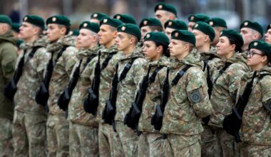 KAM prašo daugiau pinigų, bet gautų neišleidžia? Kariai nesulaukia liemenių už 30 mln.