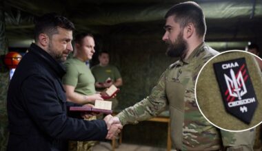 Ką reiškia ant dalies ukrainiečių uniformų matomi simboliai, panašūs į nacių SS?