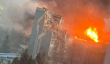 Karas Ukrainoje. Ukrainos kariai užfiksavo siaubingą smūgį: į daugiaaukštį pastatą pataikė galinga Rusijos bomba