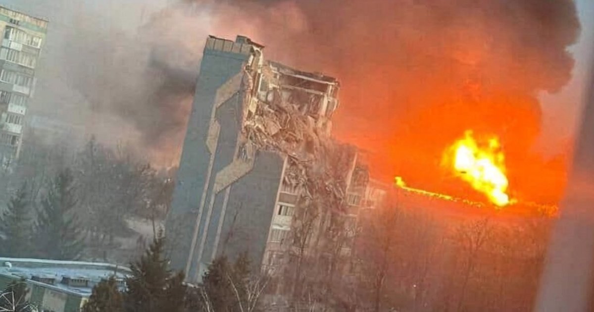 Karas Ukrainoje. Ukrainos kariai užfiksavo siaubingą smūgį: į daugiaaukštį pastatą pataikė galinga Rusijos bomba