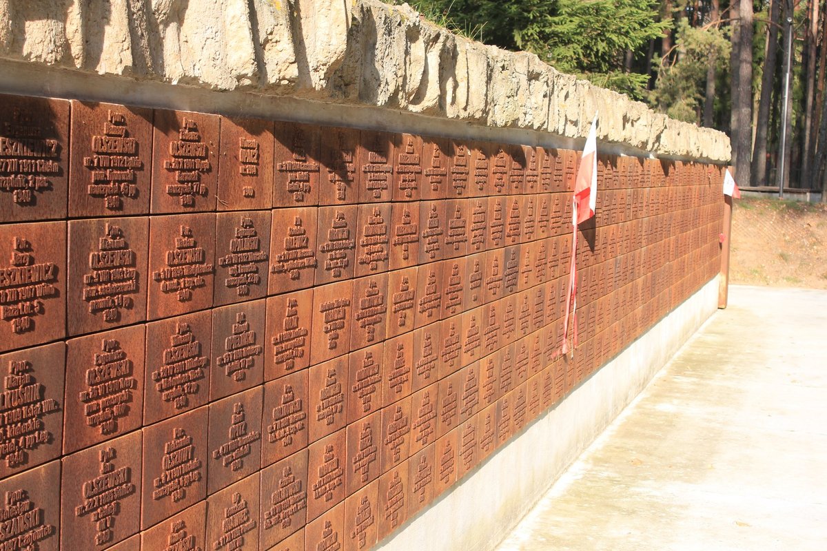Rusija pašalino atminimo lentas nuo lenkų žudynių memorialo Katynėje