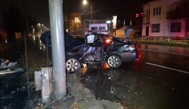 BMW rėžėsi į stulpą, vairuotojas žuvo