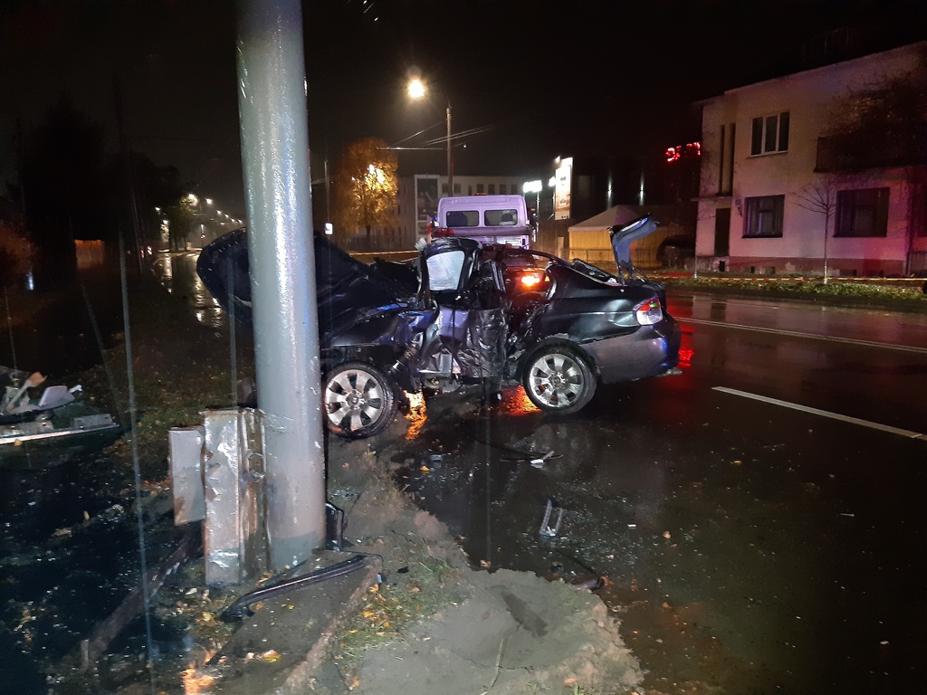 BMW rėžėsi į stulpą, vairuotojas žuvo