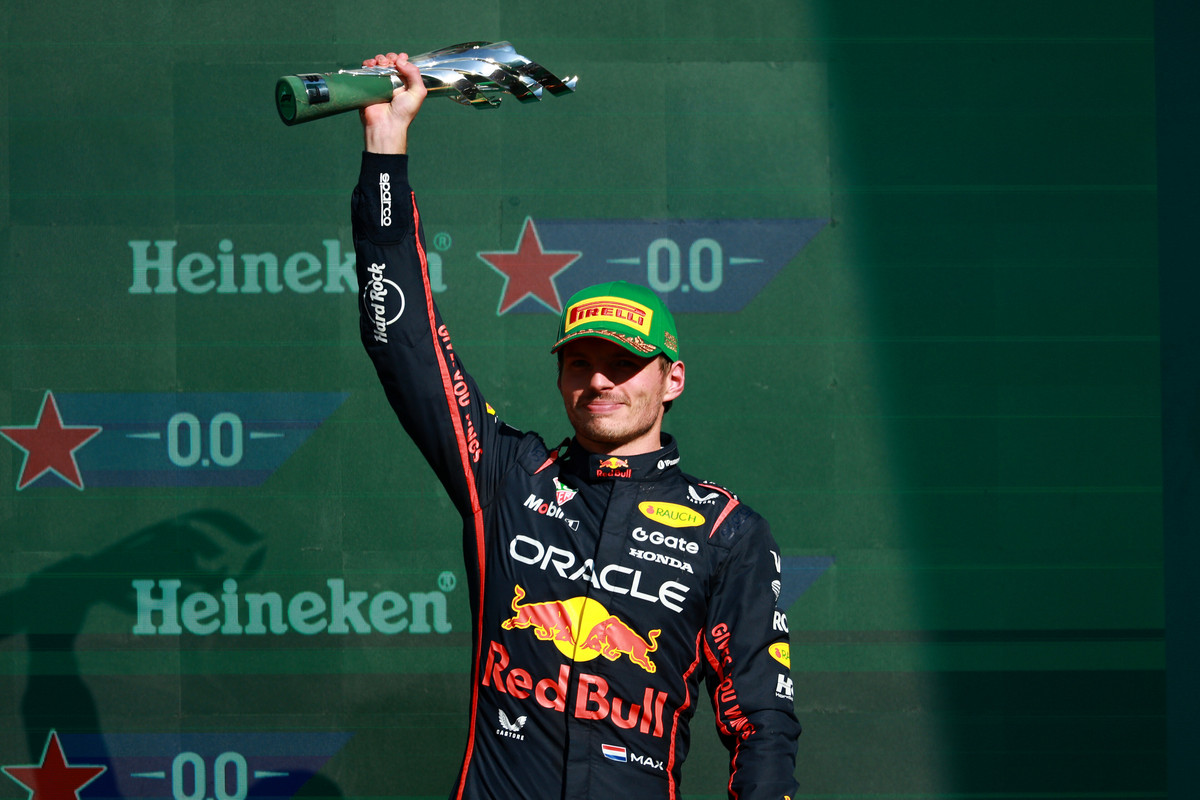 O. Bearmanas ir M. Verstappenas nutolo nuo vienerių lenktynių diskvalifikacijos