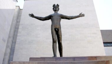 Prie nuogo vyro skulptūros grūmėsi Celofanas, iškviesta policija