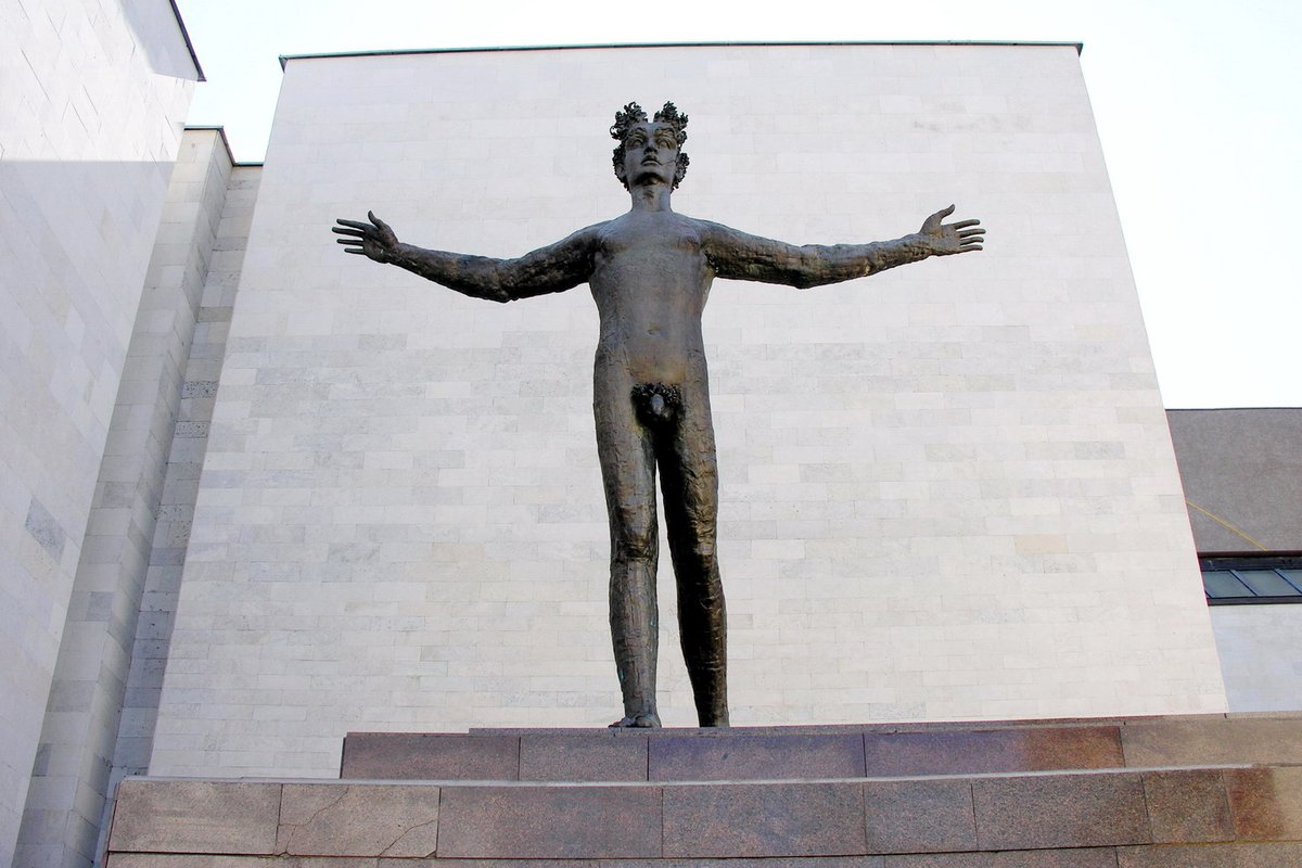 Prie nuogo vyro skulptūros grūmėsi Celofanas, iškviesta policija