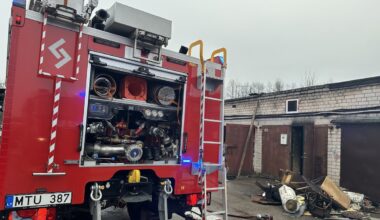 Gaisras garažų masyve Kybartuose – atvira liepsna degė trys garažai, apdegė dar devynių stogai