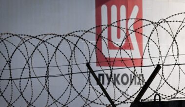 JAV pratęsė sankcijų naftos milžinei „Lukoil“ terminą