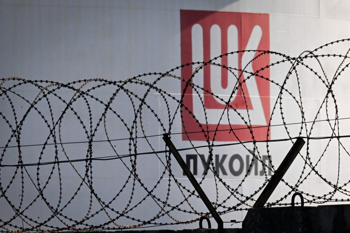 JAV pratęsė sankcijų naftos milžinei „Lukoil“ terminą