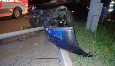 rėžėsi į sustojimą, stulpą, sužeidė 2 žmones – Kas vyksta Kaune