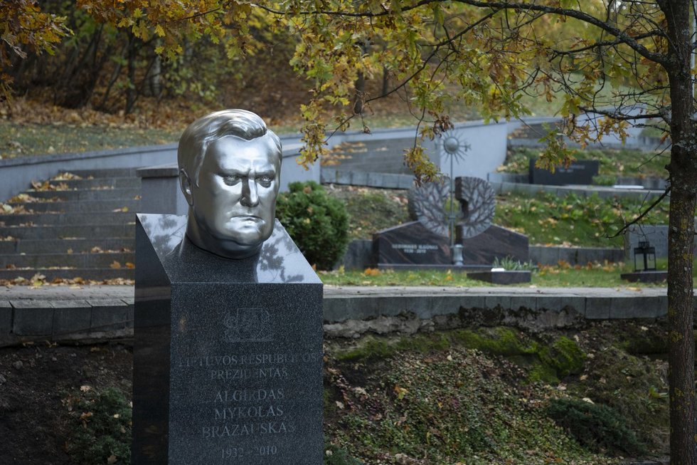Lietuvos prezidento Algirdo Mykolo Brazausko kapas (nuotr. Dmitrij Kudriavcev/Fotodiena)