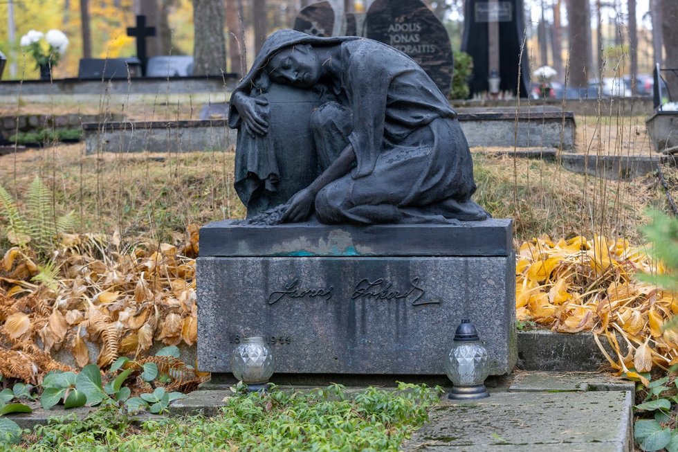 Skulptoriaus Juozo Zikaro kapas (Teodoras Biliūnas/ BNS nuotr.)