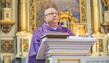 Pamaldose vos pora žmonių, klebonas svarsto, kaip pragyventi