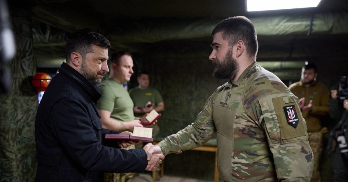 Volodymyras Zelenskis aplankė karius netoli Pokrovsko