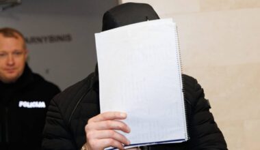 Kaltinamasis išžaginimu teismo klausė prisidengęs veidą