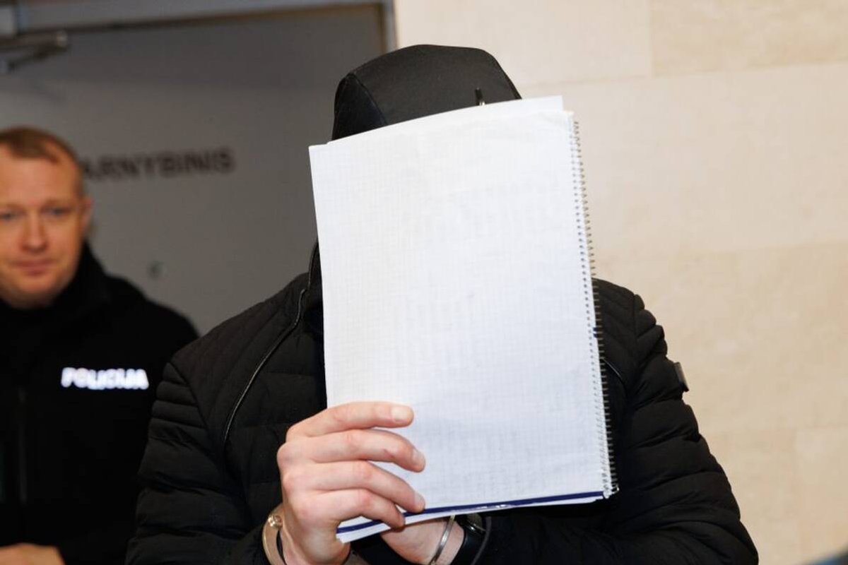 Kaltinamasis išžaginimu teismo klausė prisidengęs veidą