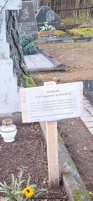 Lentelės Anykščių kapinėse (nuotr. facebook.com)