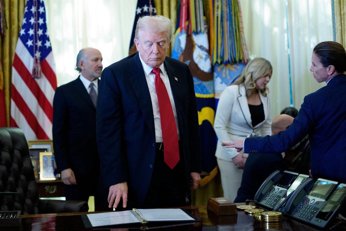 Baltuosiuose rūmuose nualpo žmogus. Stebina Trumpo reakcija