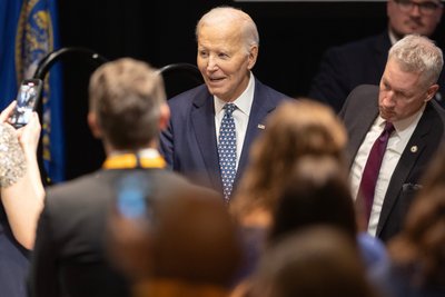 Joe Bidenas pasirodė viešumoje su tvarsčiu ant galvos ir prakalbo apie kovą su vėžiu
