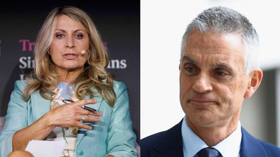 Pareigas paliekantys Timas Davie ir Deborah Turness