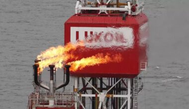 „Reuters“: viename didžiausių pasaulyje naftos telkinių „Lukoil“ skelbia „force majeure“ aplinkybes - Alfa.lt