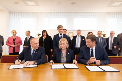 Lietuvos socialdemokratų partija (LSDP) pasirašė koalicinę sutartį su „Nemuno aušra” ir Lietuvos valstiečių, žaliųjų ir Krikščioniškų šeimų sąjungos frakcija.