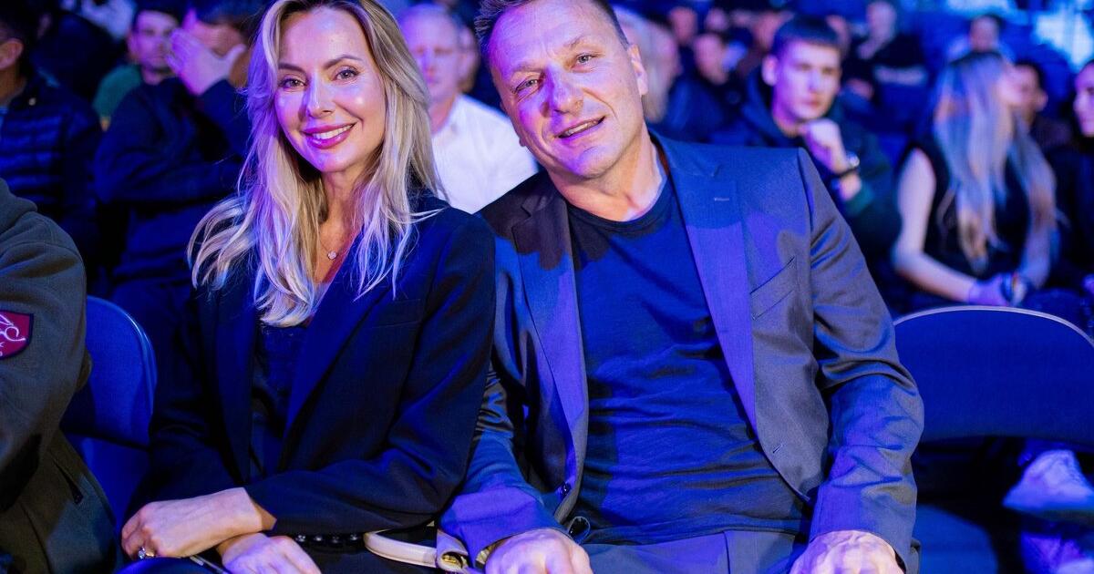 šalia jo – žavi šviesiaplaukė