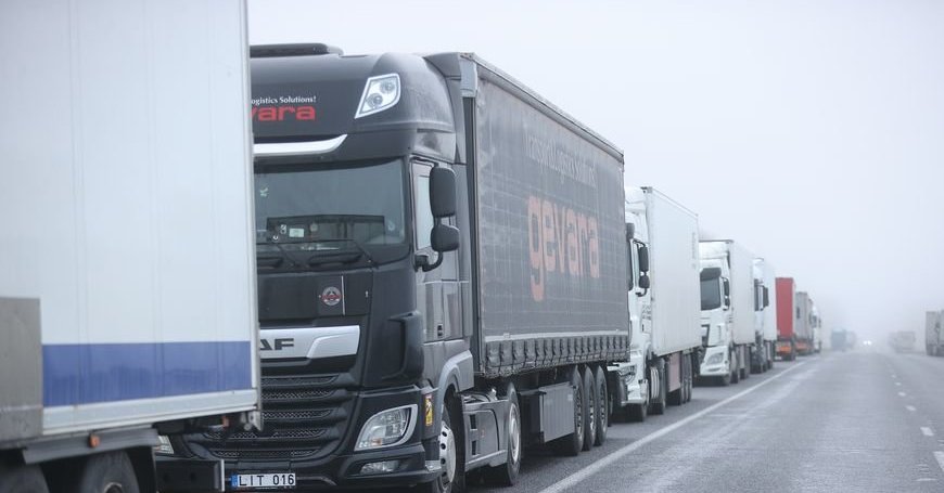 8 klausimai apie Baltarusijoje įstrigusius vilkikus iš Lietuvos: nuo nuostolių iki to, kodėl ten važiuoja | Verslas