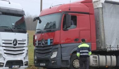 Baltarusijoje įstrigę vilkikai ir kapsinti 120 eurų dilema: kaip sumokėti, kai sankcijos draudžia? | Verslas