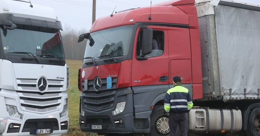 Baltarusijoje įstrigę vilkikai ir kapsinti 120 eurų dilema: kaip sumokėti, kai sankcijos draudžia? | Verslas