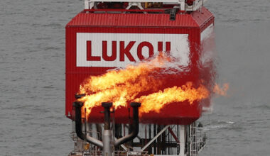 Įsigaliojo sankcijos „Lukoil“ ir „Rosneft“: kur blaškosi tanklaiviai su 48 mln. barelių naftos