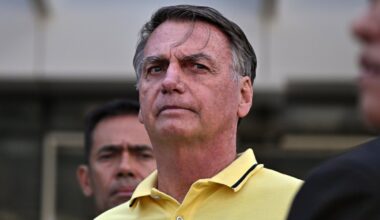 Bolsonaro aiškina apgadinęs apykoję lituokliu „iš smalsumo“
