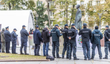 Seimui svarstysiant kitų metų biudžetą, prie parlamento rūmų dėl algų protestuos pareigūnai