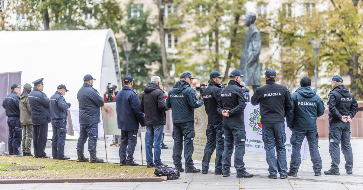 Seimui svarstysiant kitų metų biudžetą, prie parlamento rūmų dėl algų protestuos pareigūnai