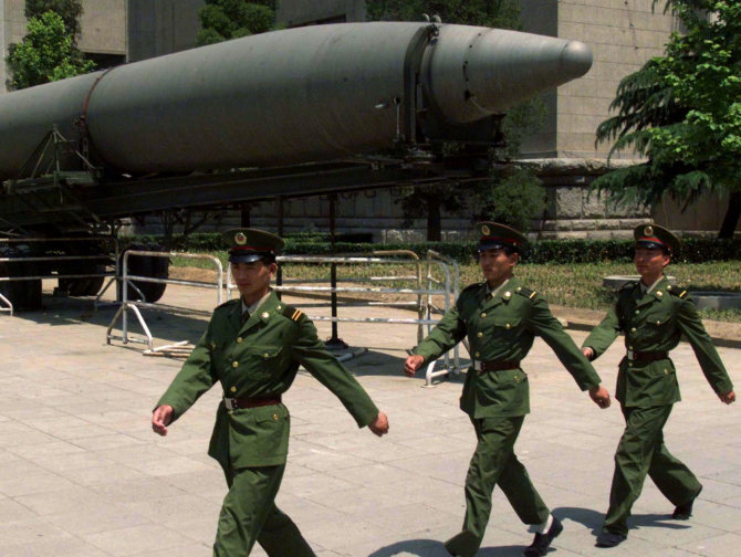 Reuters/Scanpix/Kinijos kariai žygiuoja pro raketą, eksponuojamą prie Pekino karo istorijos muziejaus