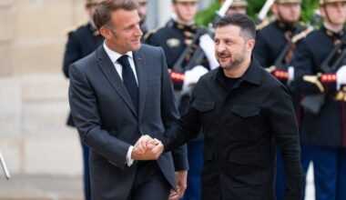 Macronas pareiškė, kad po taikos susitarimo trys NATO šalys dislokuos karius Ukrainoje