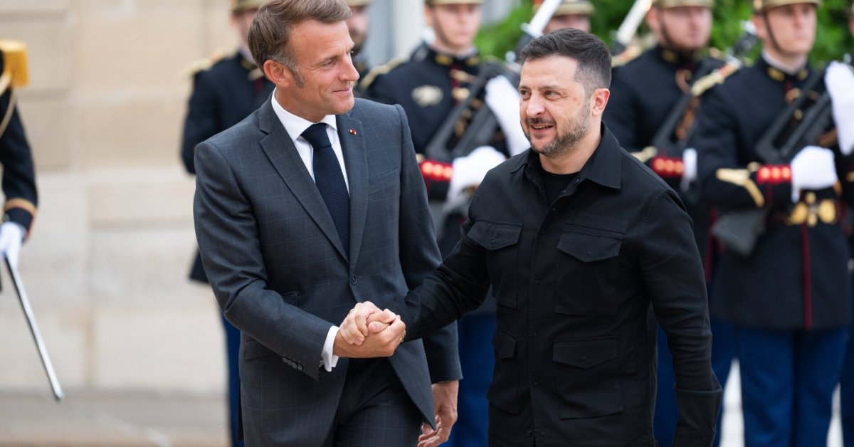 Macronas pareiškė, kad po taikos susitarimo trys NATO šalys dislokuos karius Ukrainoje