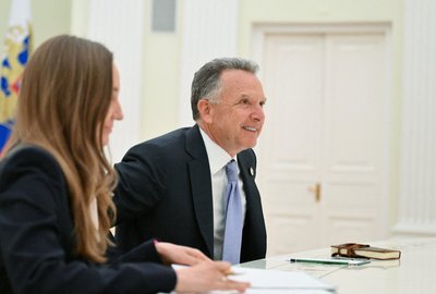 Steve’as Witkoffas sėdi šalia vertėjos per susitikimą su Vladimiru Putinu