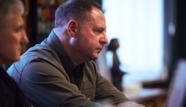 Zelenskio atleistas Jermakas išliejo emocijas: „Išeinu į frontą“